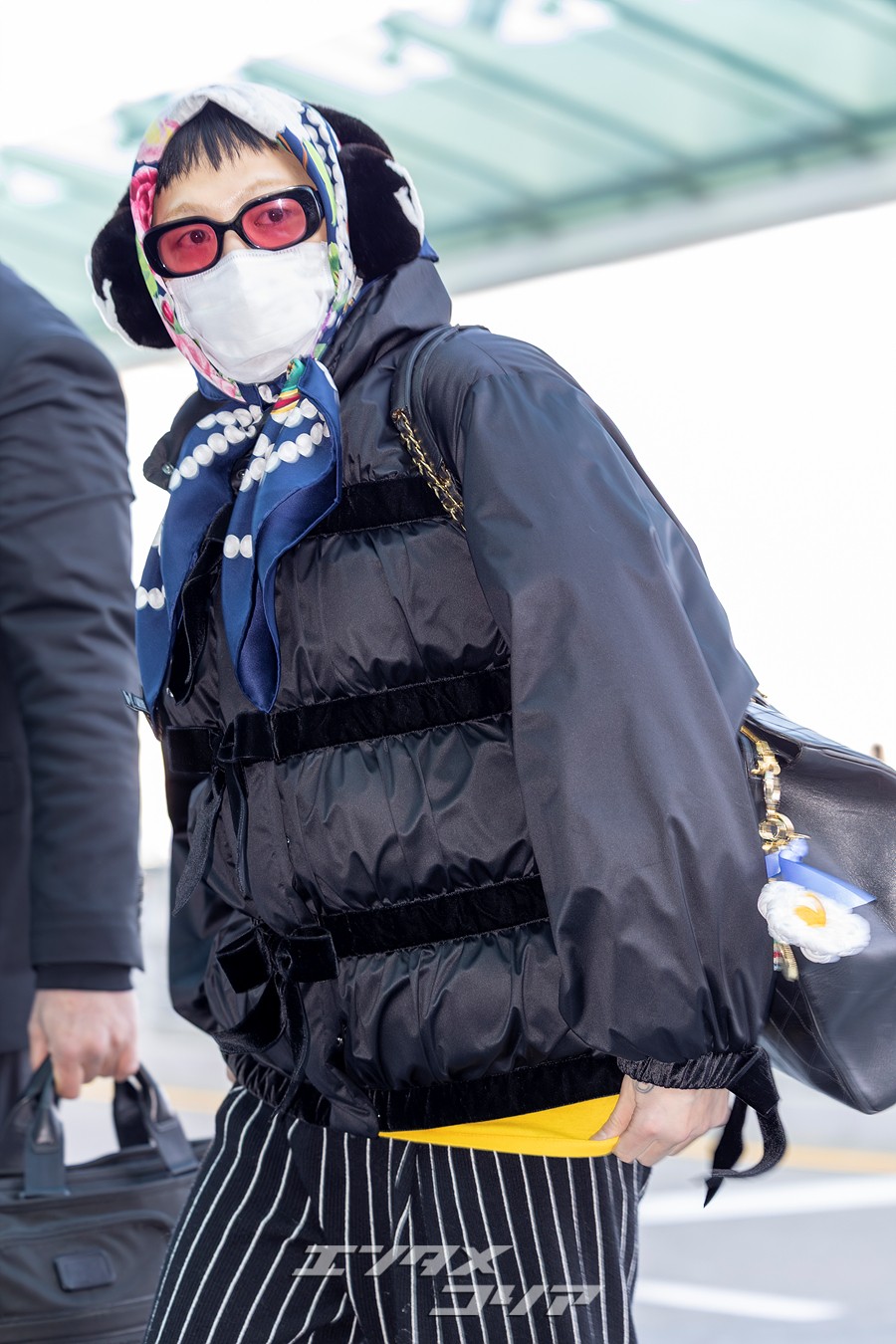 【フォト】G-DRAGON「高級ブランドスカーフ×イヤーマフ」…ヒップでかわいい空港ファッション