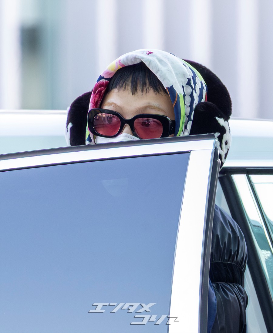 【フォト】G-DRAGON「高級ブランドスカーフ×イヤーマフ」…ヒップでかわいい空港ファッション