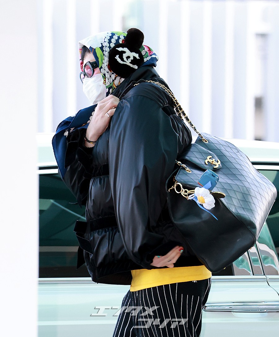 【フォト】G-DRAGON「高級ブランドスカーフ×イヤーマフ」…ヒップでかわいい空港ファッション