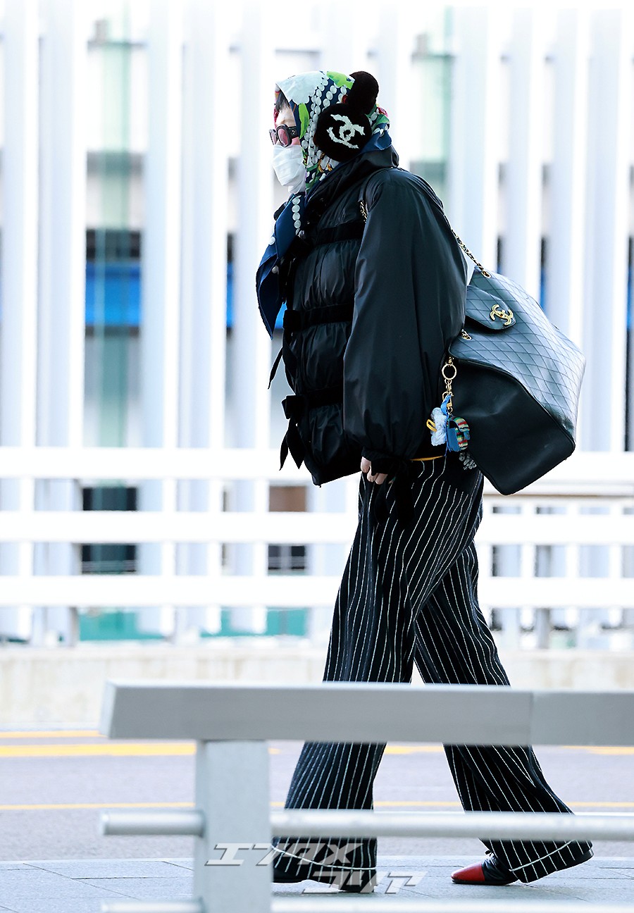 【フォト】G-DRAGON「高級ブランドスカーフ×イヤーマフ」…ヒップでかわいい空港ファッション