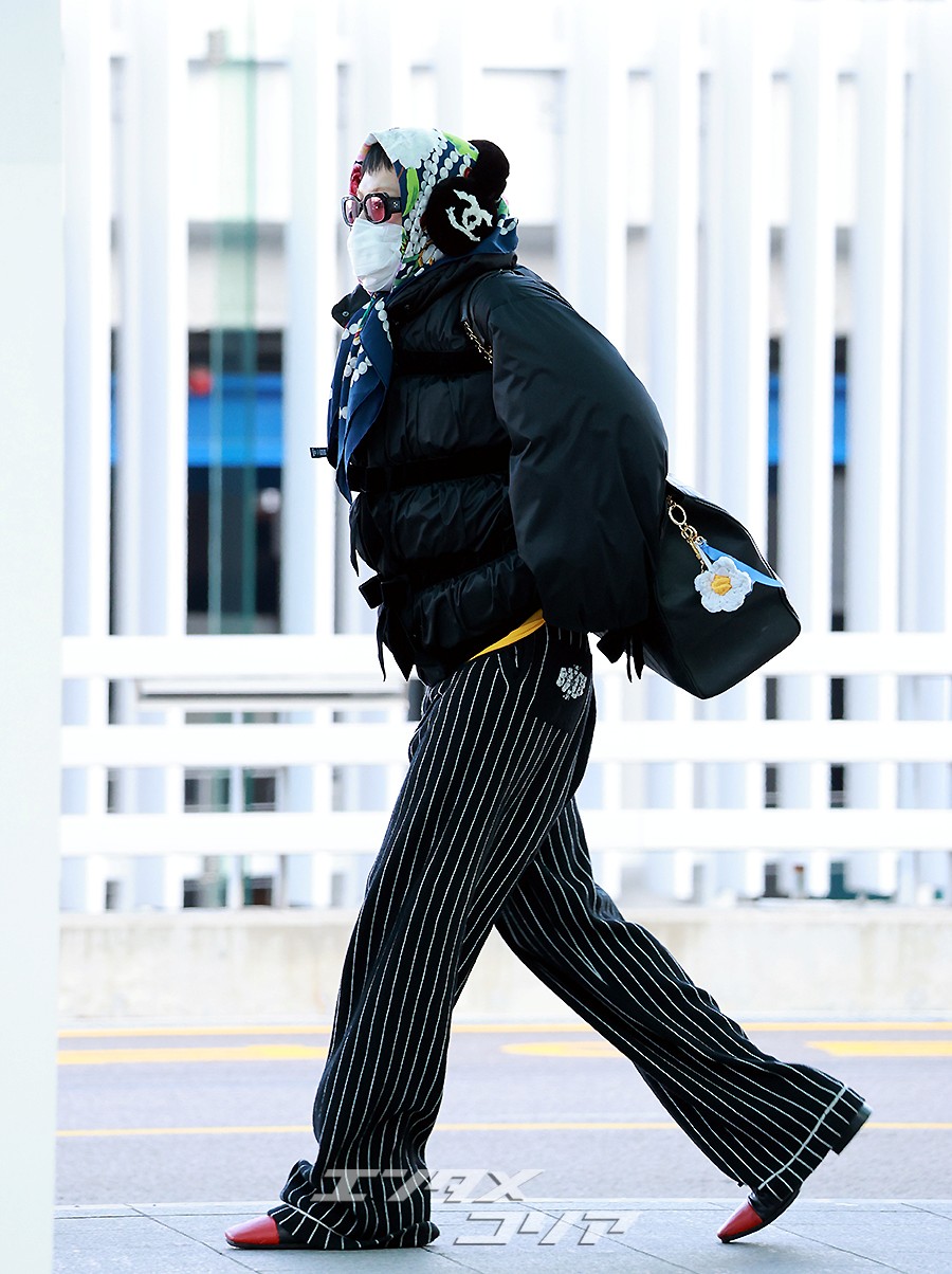 【フォト】G-DRAGON「高級ブランドスカーフ×イヤーマフ」…ヒップでかわいい空港ファッション