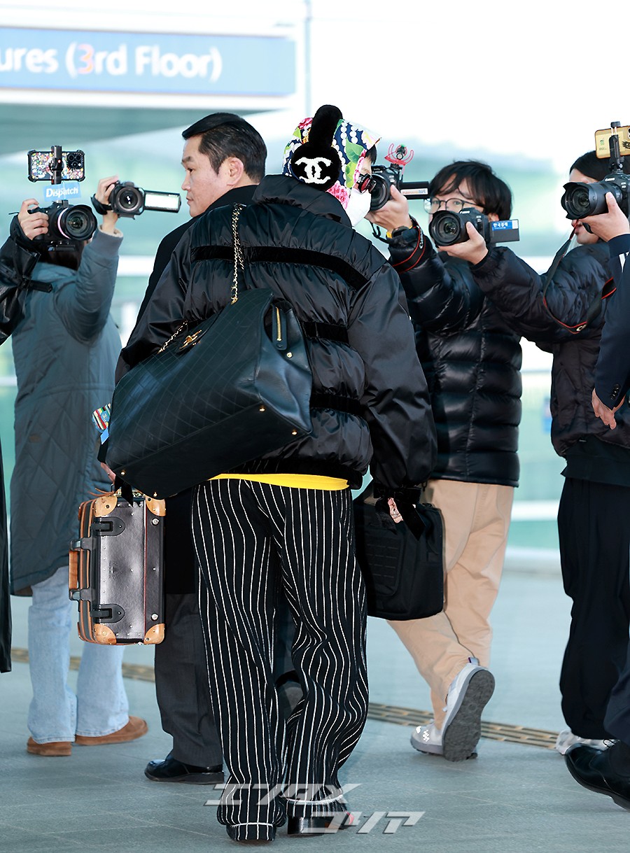 【フォト】G-DRAGON「高級ブランドスカーフ×イヤーマフ」…ヒップでかわいい空港ファッション