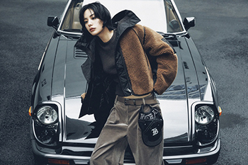 【フォト】ナナ 冷たいコンクリートの上で「あったか冬コーデ」…「E.B.M」グラビア