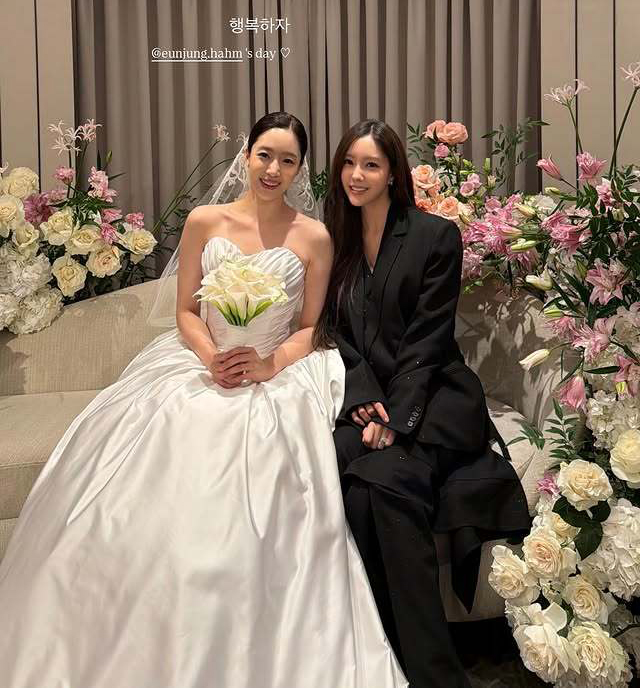 オールブラック・コーデのT-ARAヒョミン、ウンジョンの結婚式で笑顔