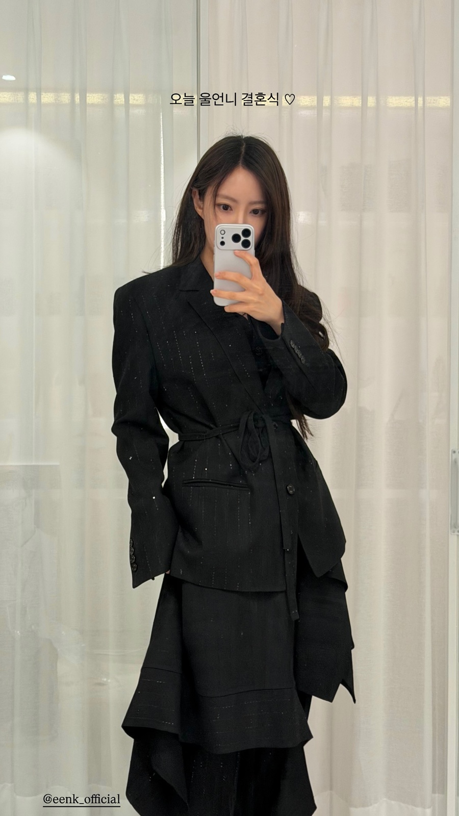オールブラック・コーデのT-ARAヒョミン、ウンジョンの結婚式で笑顔