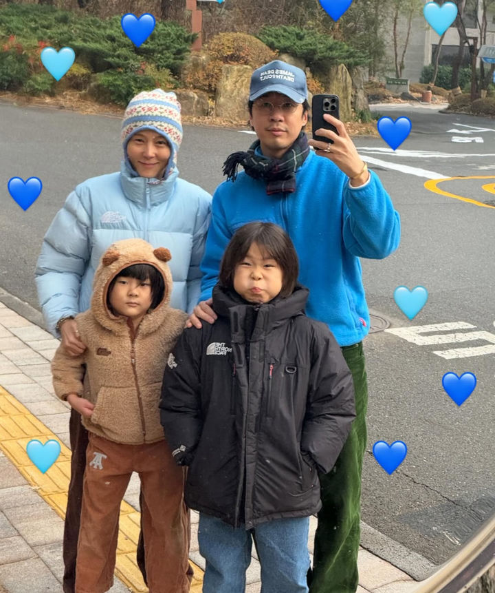 再婚キム・ナヨン、初の家族写真をパチリ　「家族ワークショップ、よかった」