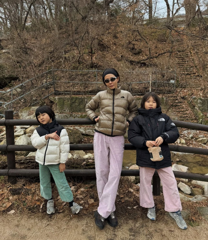 再婚キム・ナヨン、初の家族写真をパチリ　「家族ワークショップ、よかった」