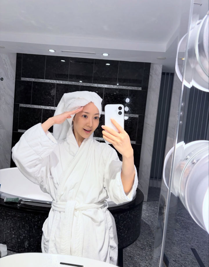 パク・ミニョン、神戸ファンミ後にガウン姿の自撮り公開　「来年会いましょう」