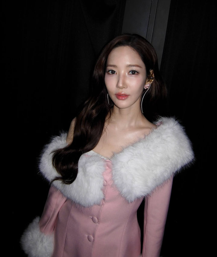 パク・ミニョン、神戸ファンミ後にガウン姿の自撮り公開　「来年会いましょう」