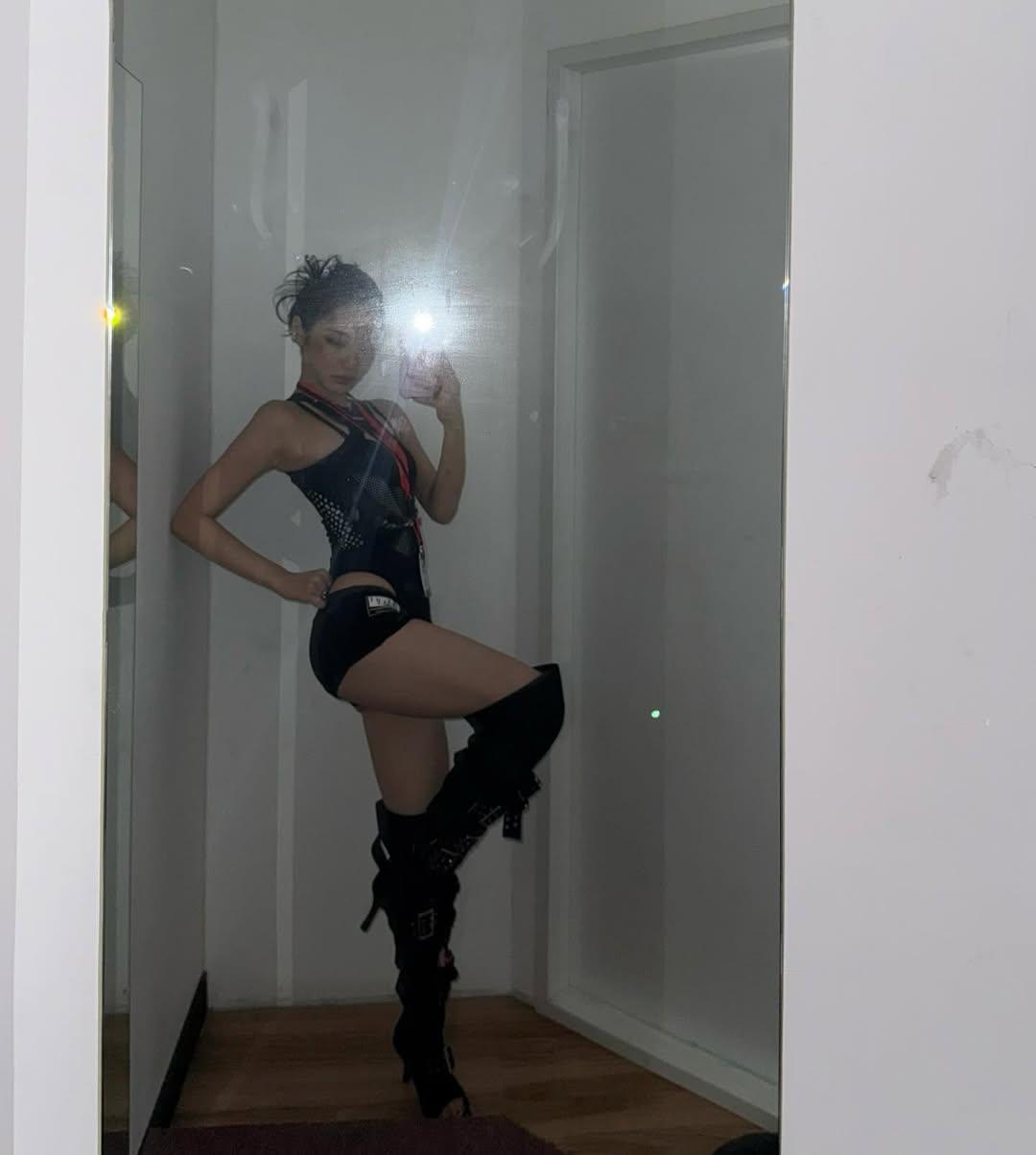 aespaニンニン、まるで水着のような大胆ファッション…強烈なオーラ放つ