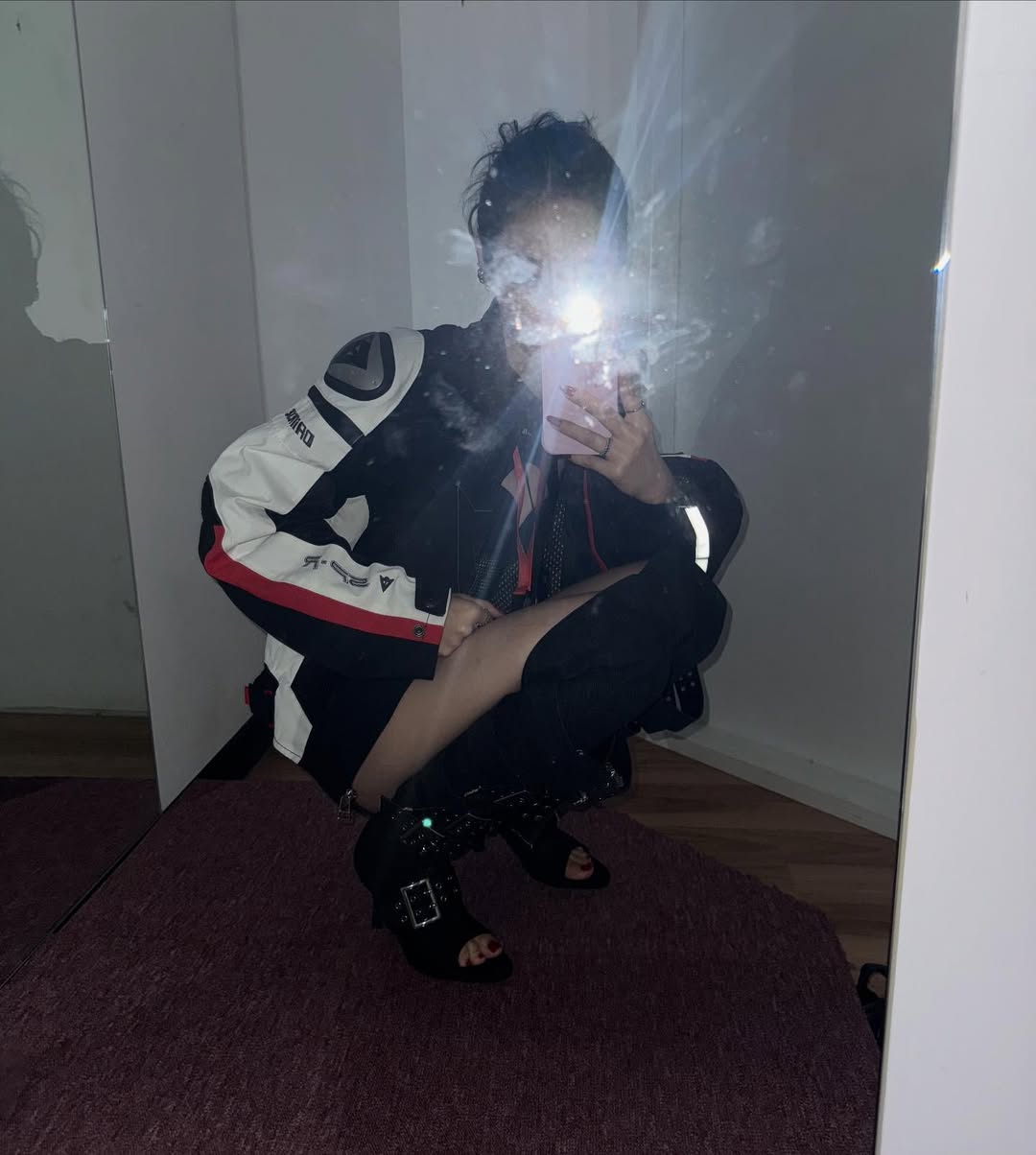 aespaニンニン、まるで水着のような大胆ファッション…強烈なオーラ放つ