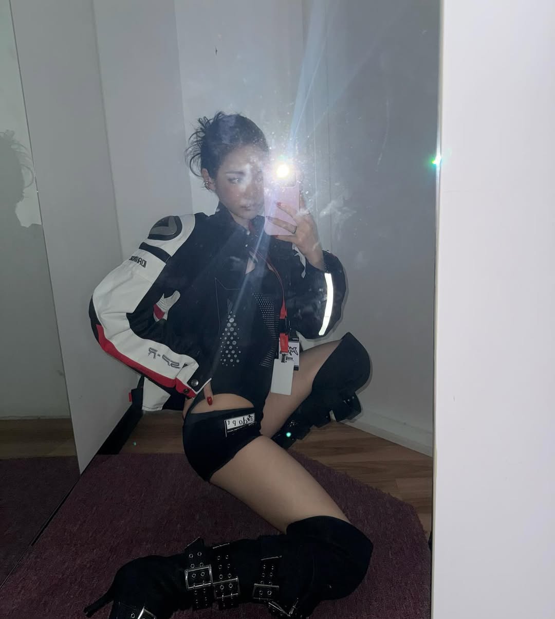 aespaニンニン、まるで水着のような大胆ファッション…強烈なオーラ放つ