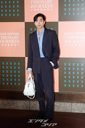 【フォト】コン・ユ　「シャツのボタンを開けて」…洗練された着こなし