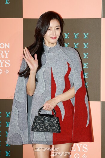 【フォト】チョン・ジヒョン　「完全無欠の美しさ」炎柄ケープ・ワンピでエレガントに