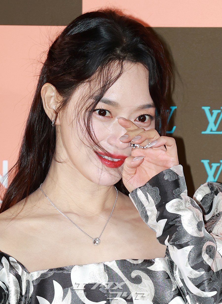 来月結婚シン・ミナ　吹きすさぶ寒風に涙ポロリ…そのしぐさも「ラブリー」