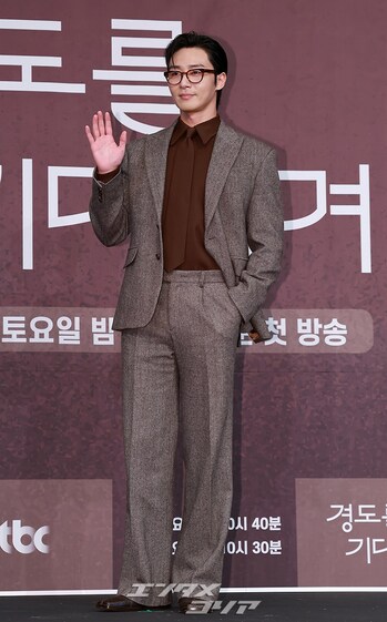 【フォト】パク・ソジュンの甘いハート…眼鏡をかけて知的な雰囲気アピール