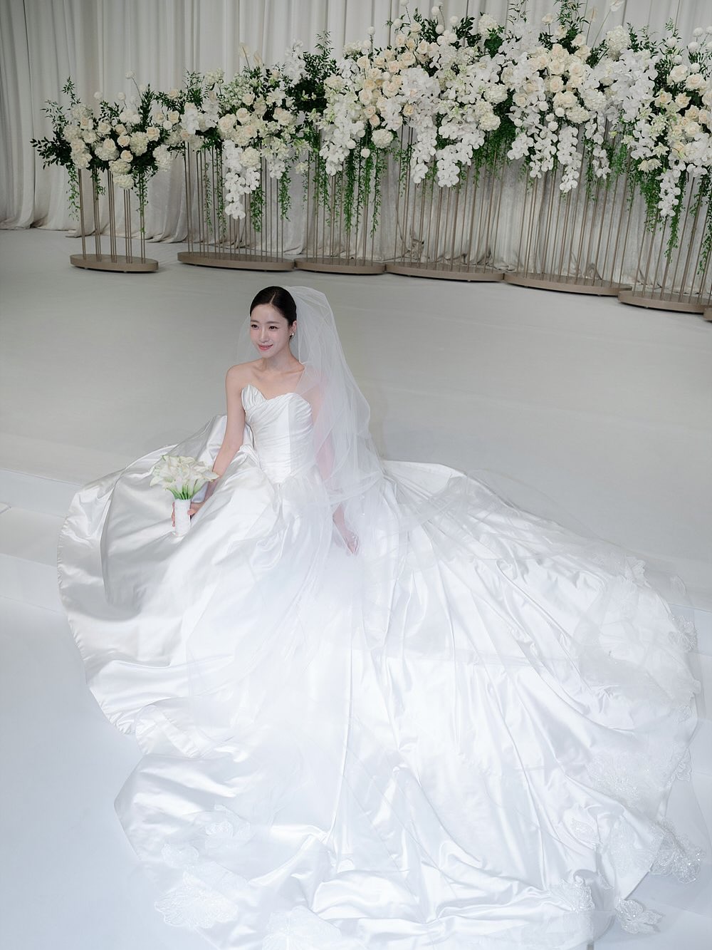 【フォト】ハム・ウンジョン、挙式での上品なドレスと第2部の華麗なドレスでまぶしい美しさアピール