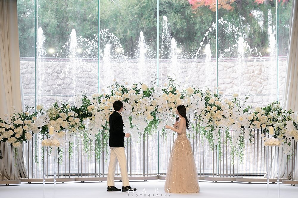 【フォト】ハム・ウンジョン、挙式での上品なドレスと第2部の華麗なドレスでまぶしい美しさアピール