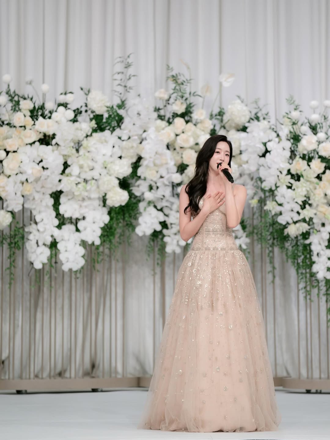 【フォト】ハム・ウンジョン、挙式での上品なドレスと第2部の華麗なドレスでまぶしい美しさアピール