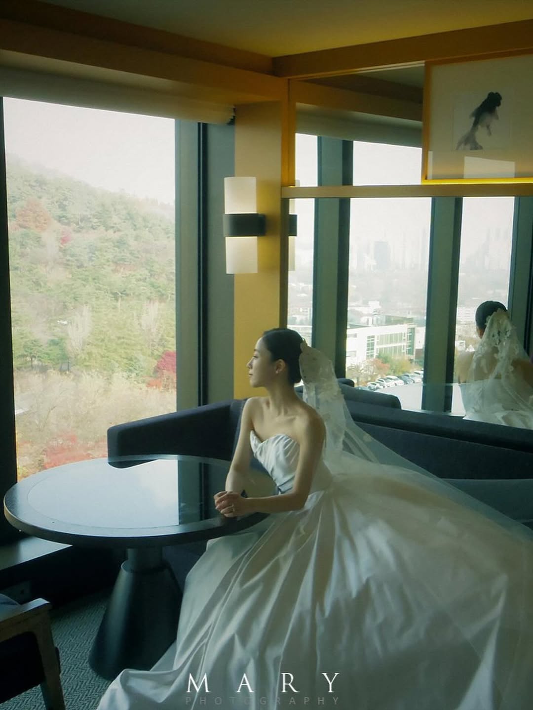 【フォト】ハム・ウンジョン、挙式での上品なドレスと第2部の華麗なドレスでまぶしい美しさアピール