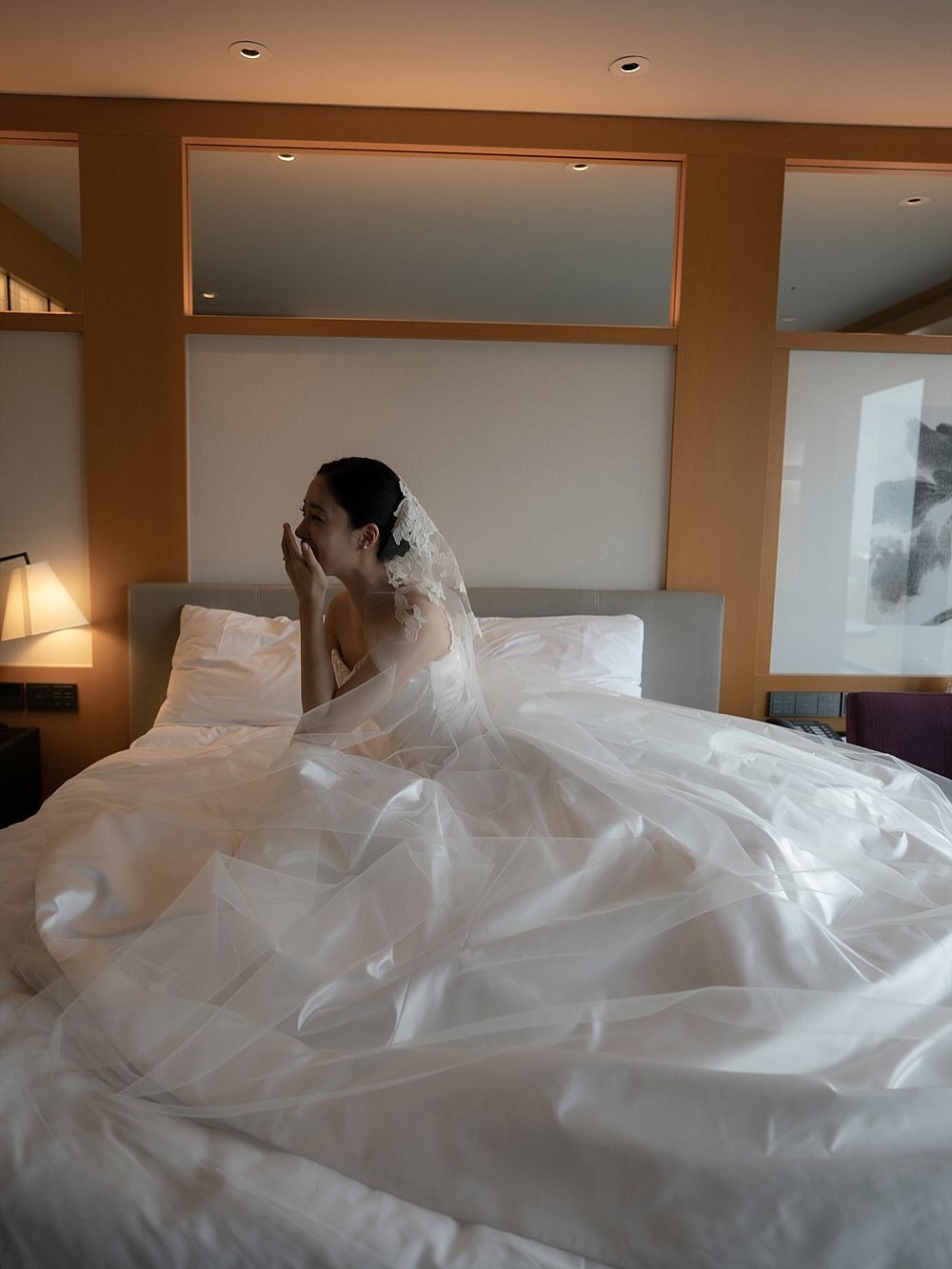 【フォト】ハム・ウンジョン、挙式での上品なドレスと第2部の華麗なドレスでまぶしい美しさアピール