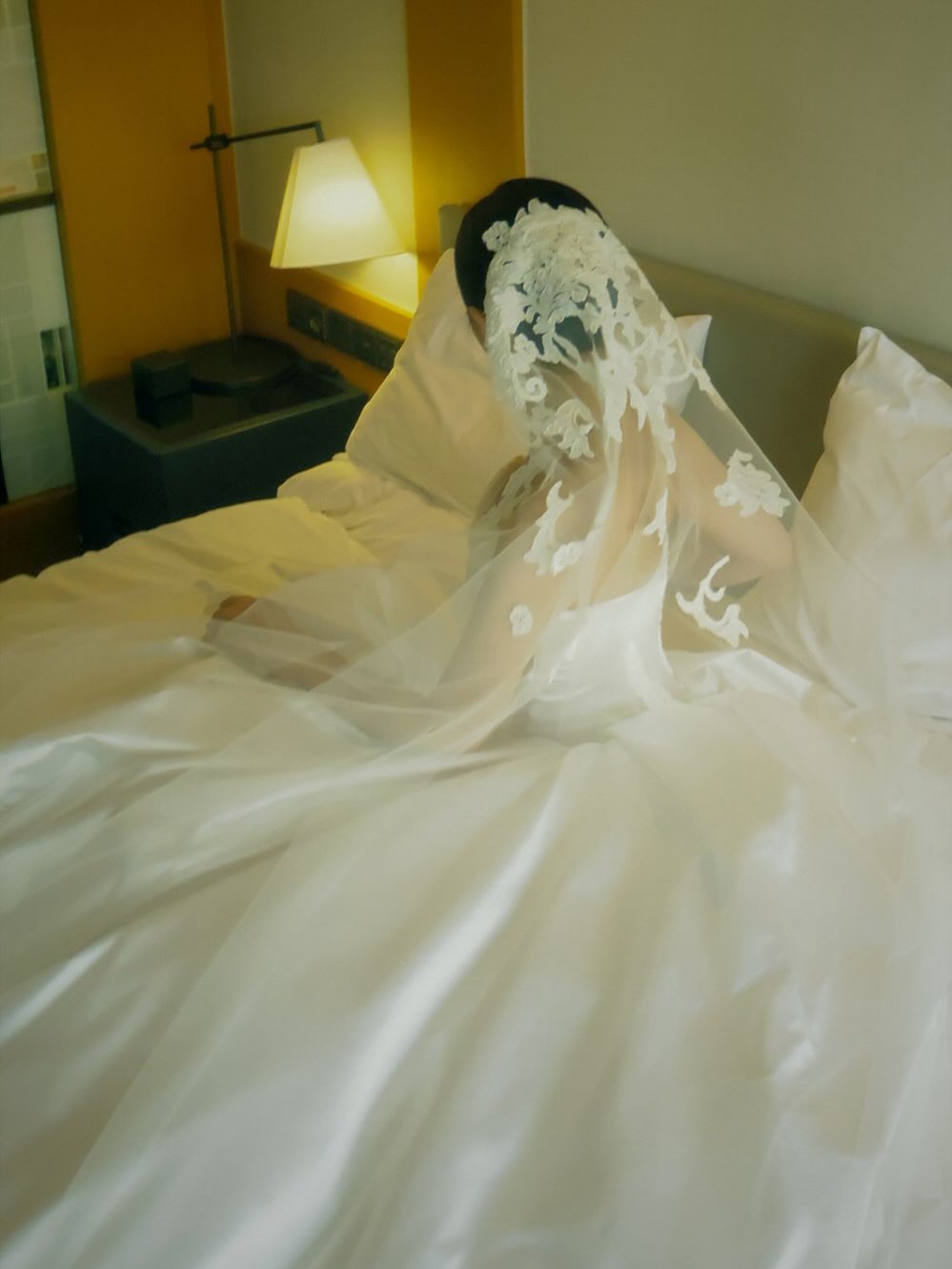 【フォト】ハム・ウンジョン、挙式での上品なドレスと第2部の華麗なドレスでまぶしい美しさアピール