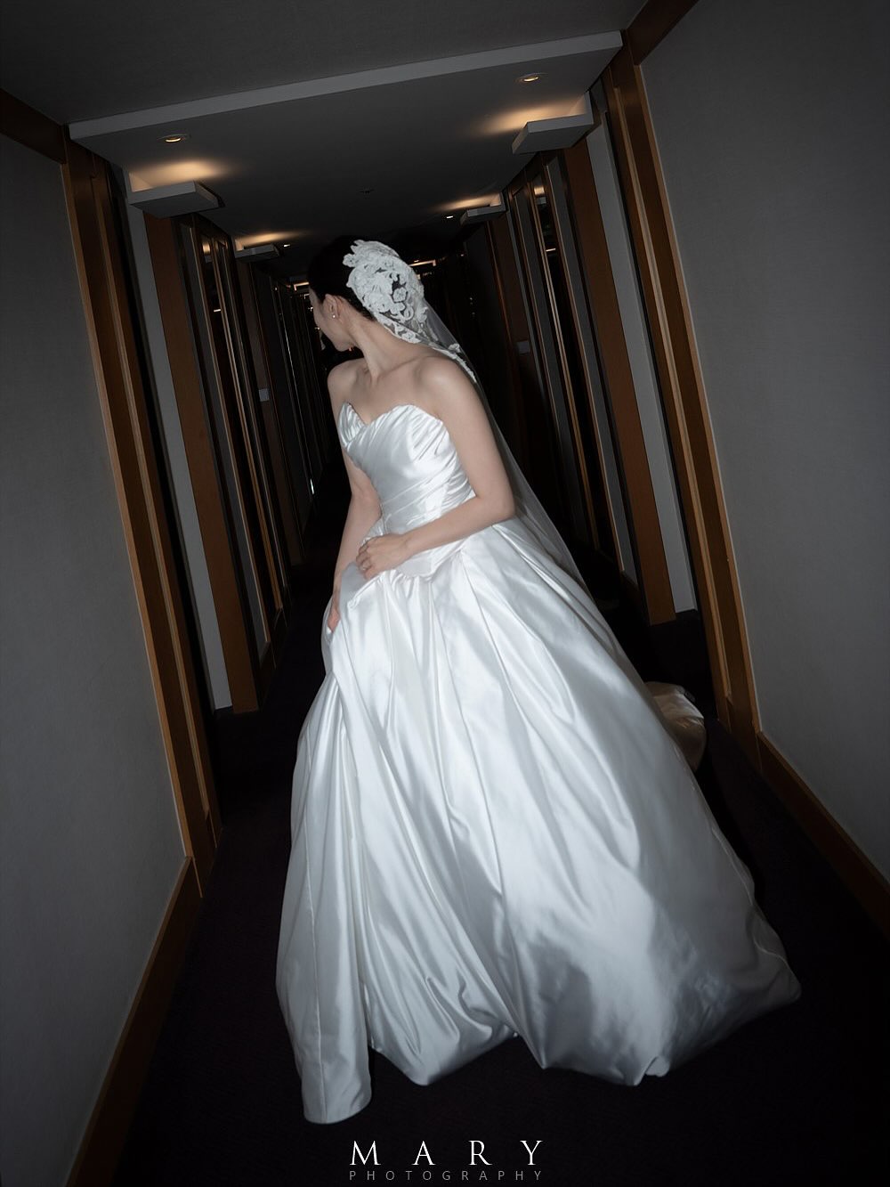 【フォト】ハム・ウンジョン、挙式での上品なドレスと第2部の華麗なドレスでまぶしい美しさアピール