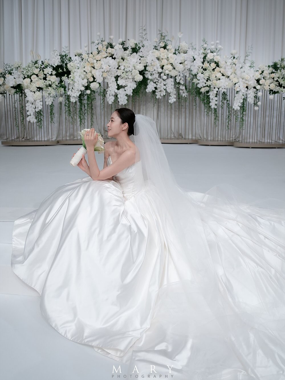 【フォト】ハム・ウンジョン、挙式での上品なドレスと第2部の華麗なドレスでまぶしい美しさアピール