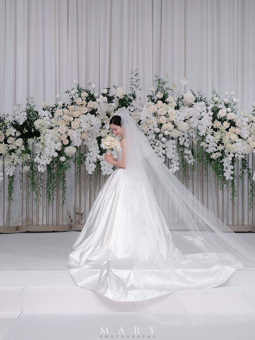 【フォト】ハム・ウンジョン、挙式での上品なドレスと第2部の華麗なドレスでまぶしい美しさアピール