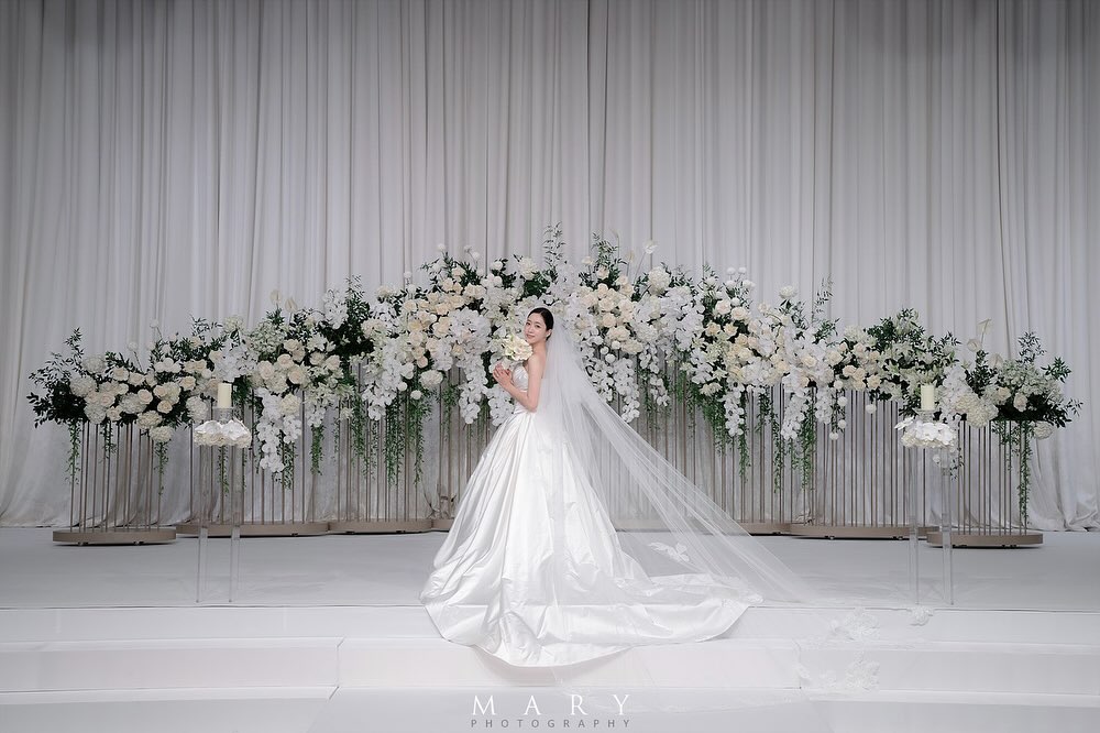 【フォト】ハム・ウンジョン、挙式での上品なドレスと第2部の華麗なドレスでまぶしい美しさアピール