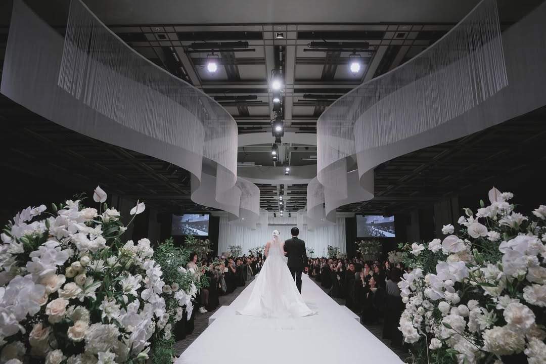 【フォト】ハム・ウンジョン、挙式での上品なドレスと第2部の華麗なドレスでまぶしい美しさアピール