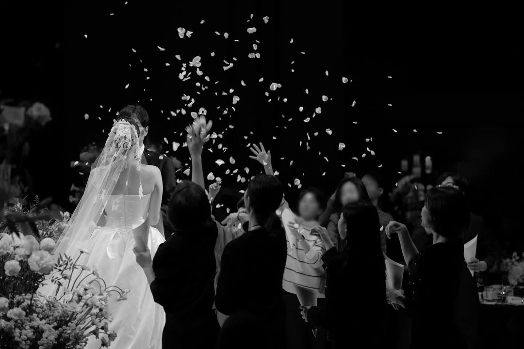 【フォト】ハム・ウンジョン、挙式での上品なドレスと第2部の華麗なドレスでまぶしい美しさアピール