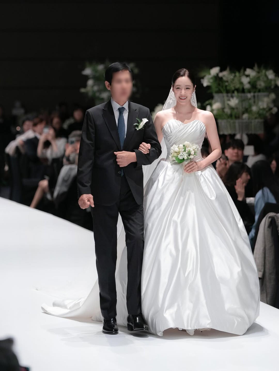 ハム・ウンジョン、結婚後の心境告白＆写真公開…父親と腕を組み歩いたバージンロード