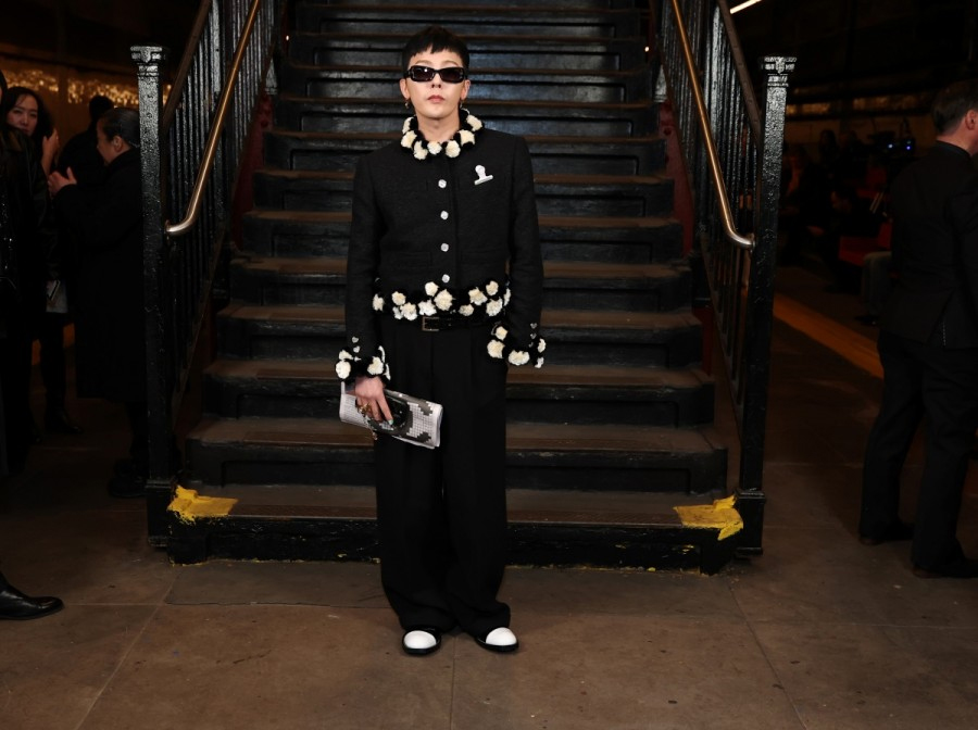 G-DRAGON、「CHANEL」メティエダール・コレクションに出席…控えめだけど強烈なコーデ