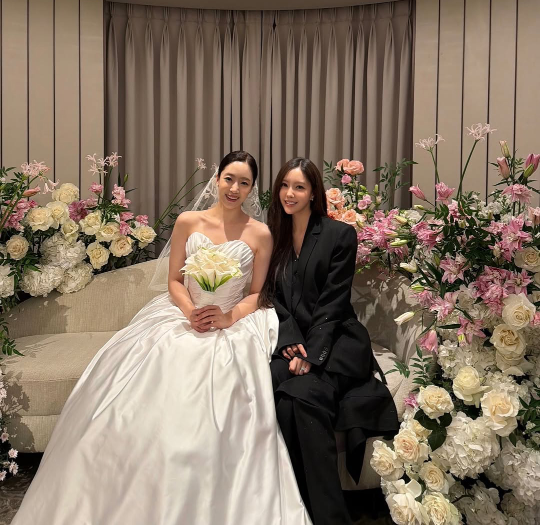 T-ARAヒョミン＆10歳年上の夫がウンジョンの結婚式に出席…「顔を隠してもイケメン」