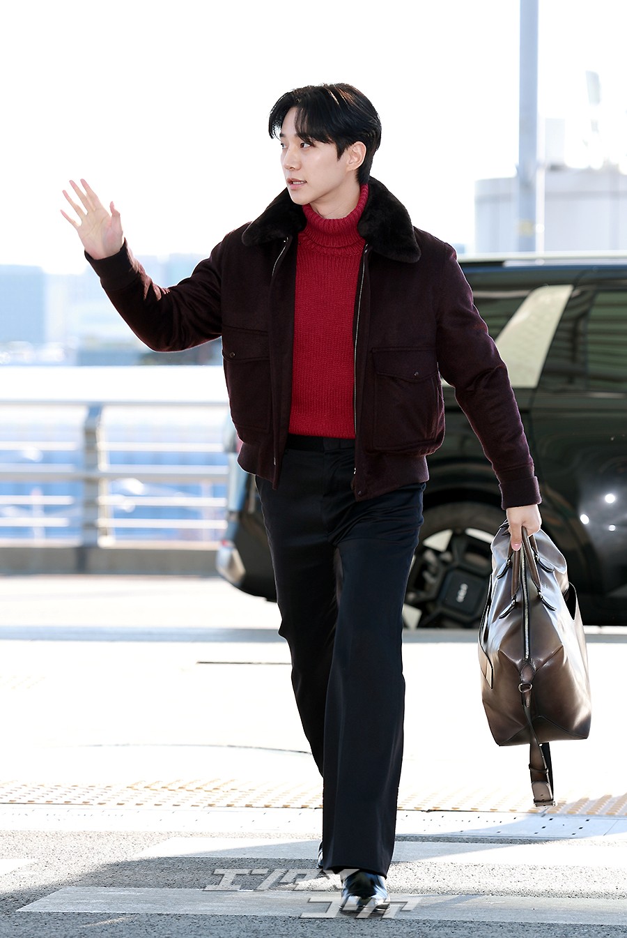 【フォト】イ・ジュノ、ダンディーな魅力を漂わせつつ出発