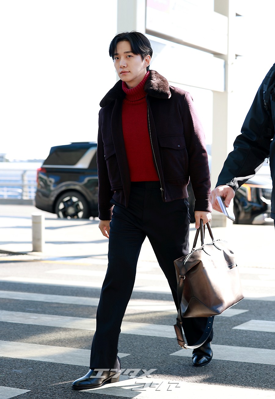 【フォト】イ・ジュノ、ダンディーな魅力を漂わせつつ出発