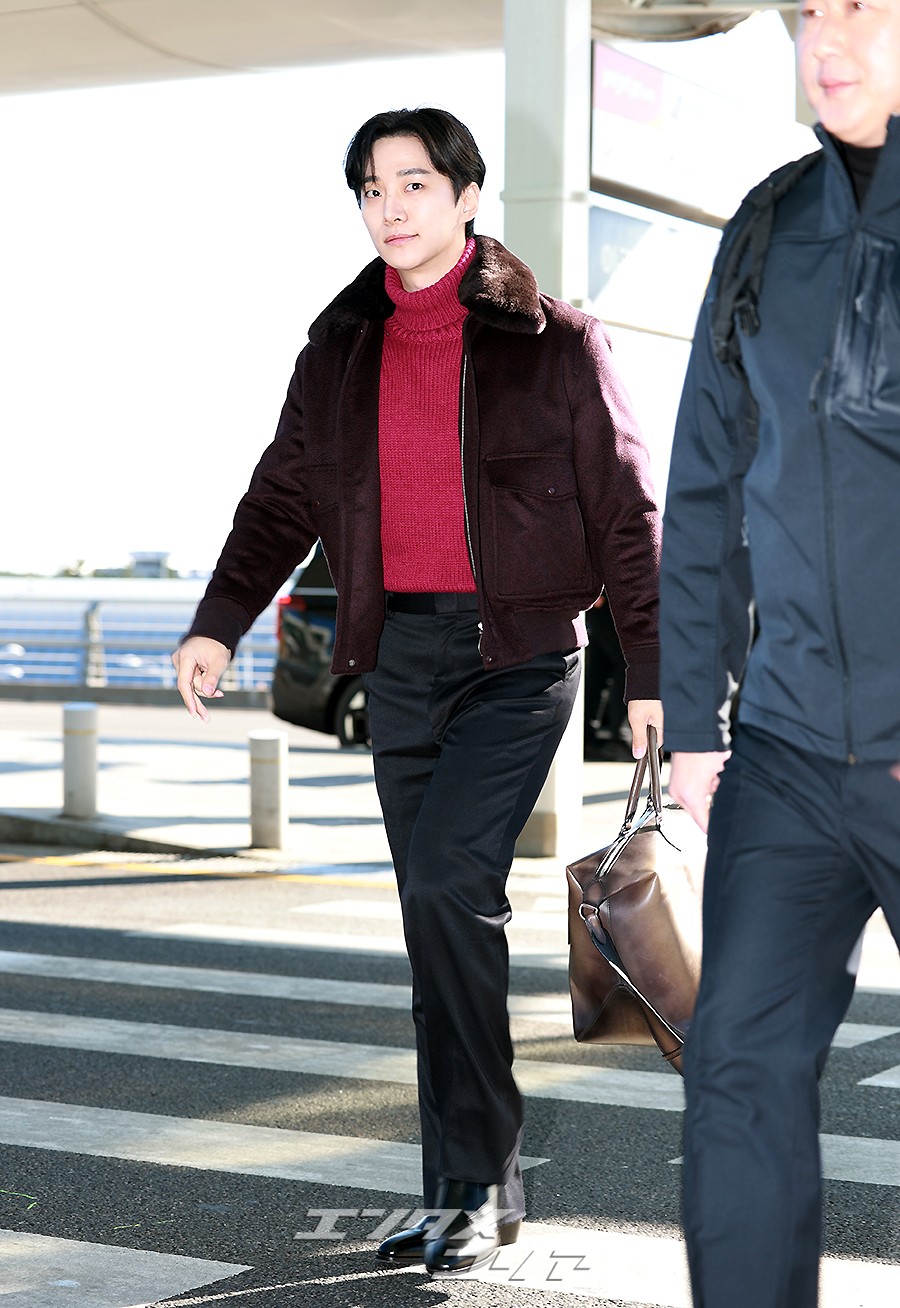 【フォト】イ・ジュノ、ダンディーな魅力を漂わせつつ出発