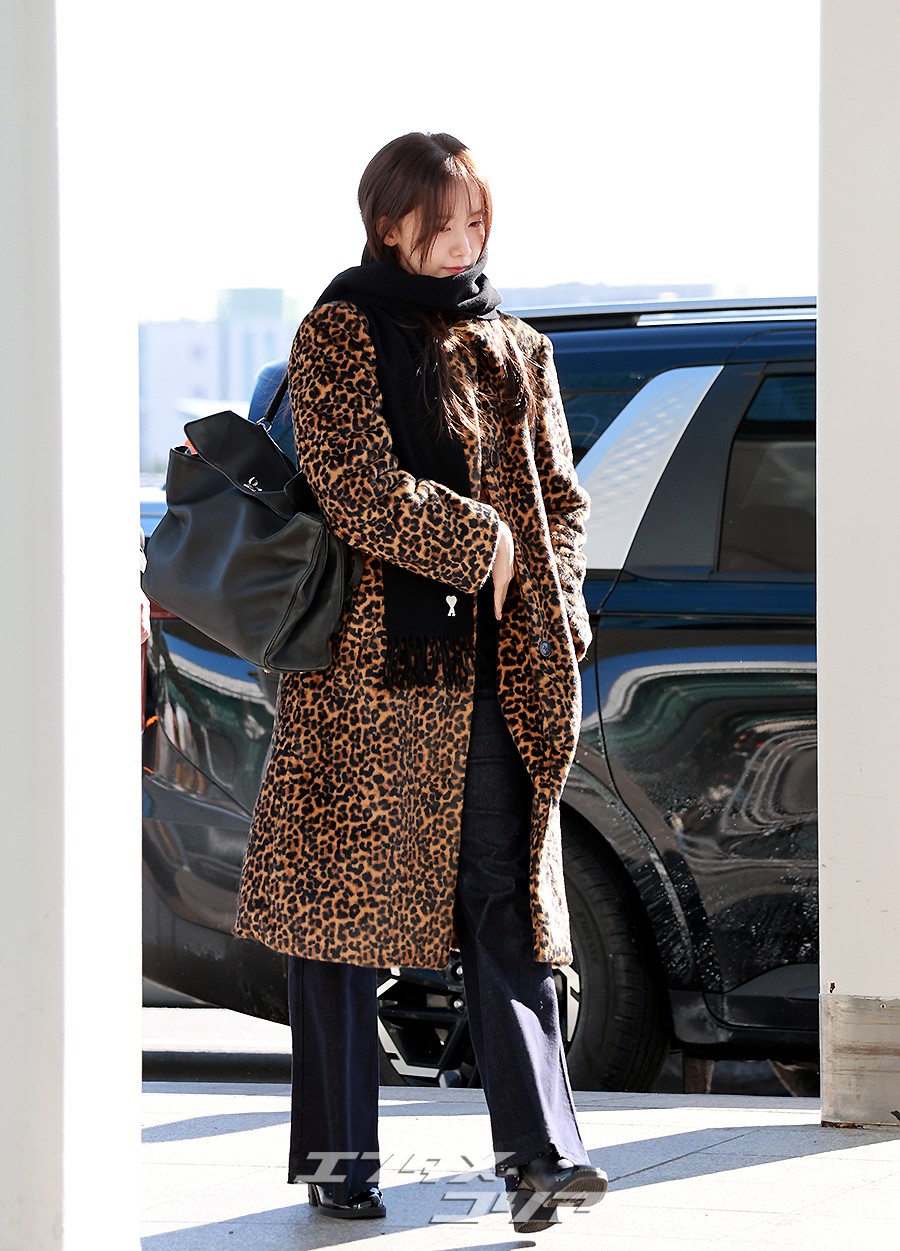 【フォト】ユナ、強烈なヒョウ柄のフライトコーデ