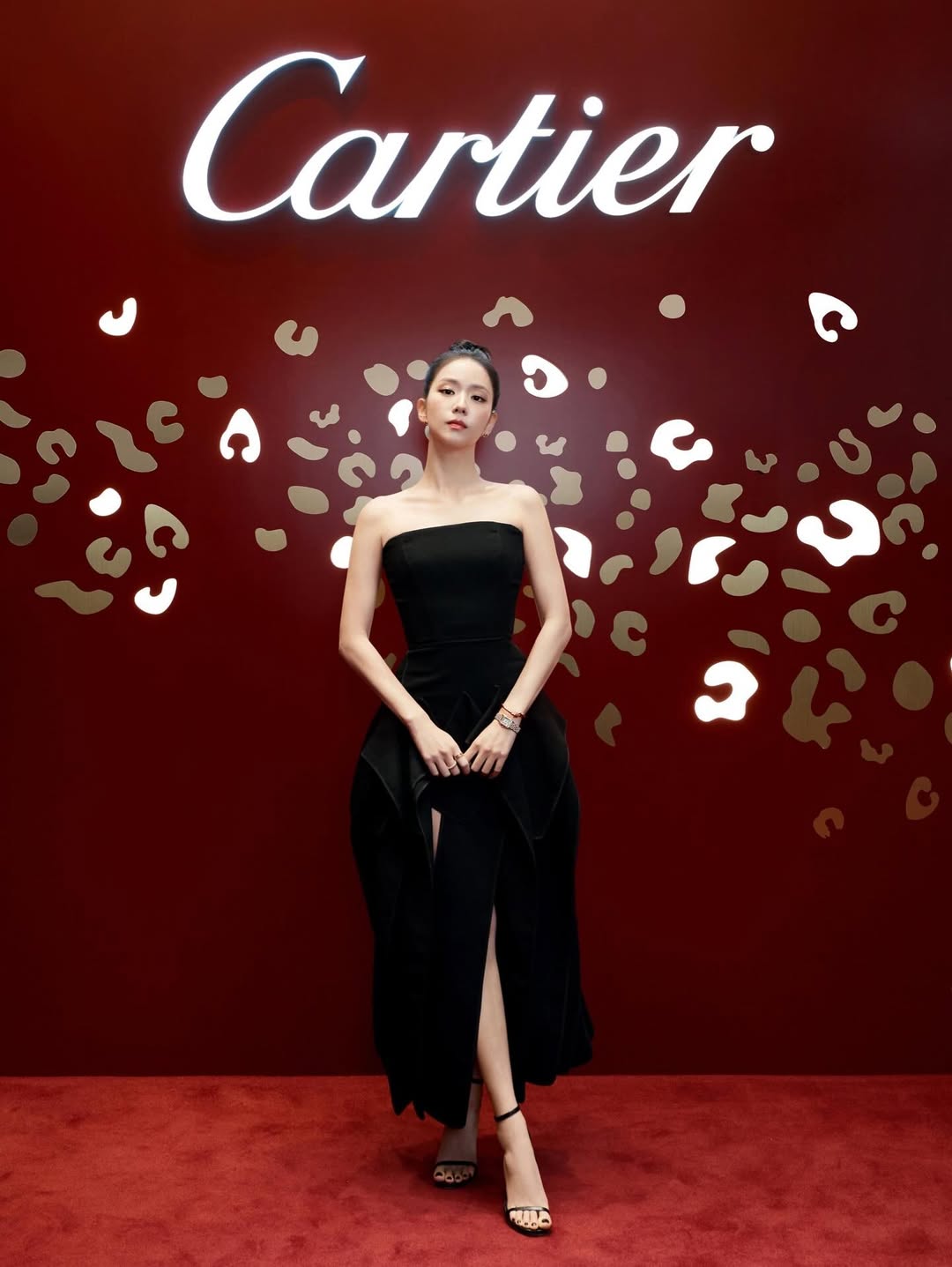 BLACKPINKジス、黒いベアトップドレスで妖艶な魅力アピール