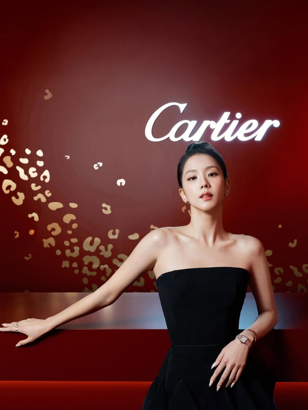 BLACKPINKジス、黒いベアトップドレスで妖艶な魅力アピール