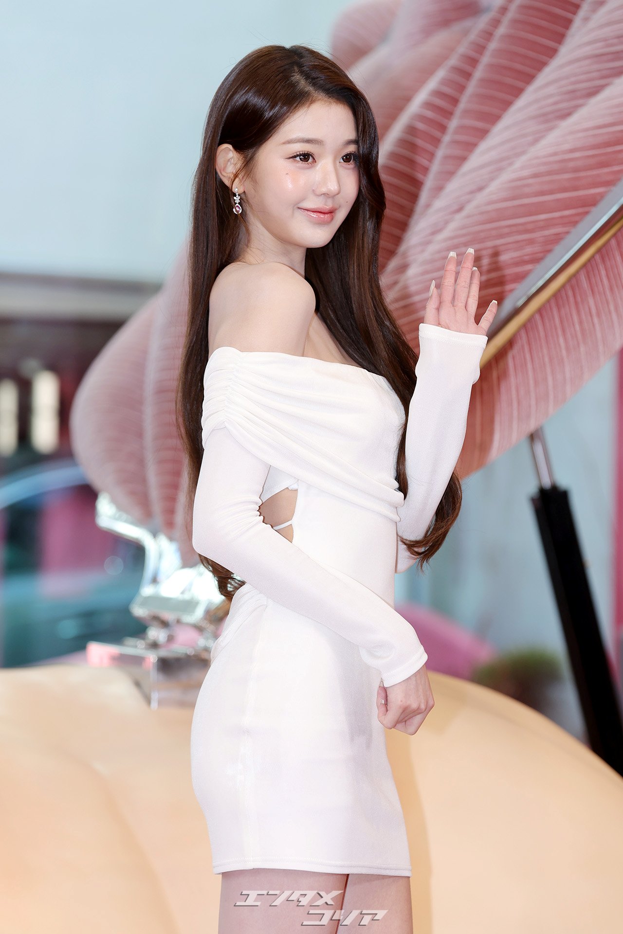 【フォト】IVEウォニョン、クラッとするような後ろ姿がポイント