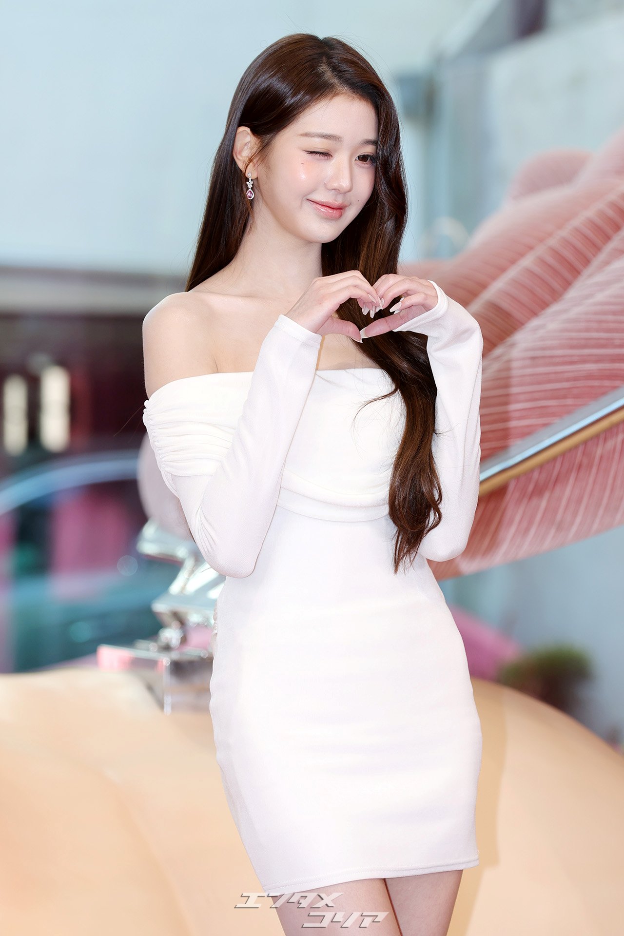 【フォト】IVEウォニョン、肩出し密着ワンピでバービー人形のように