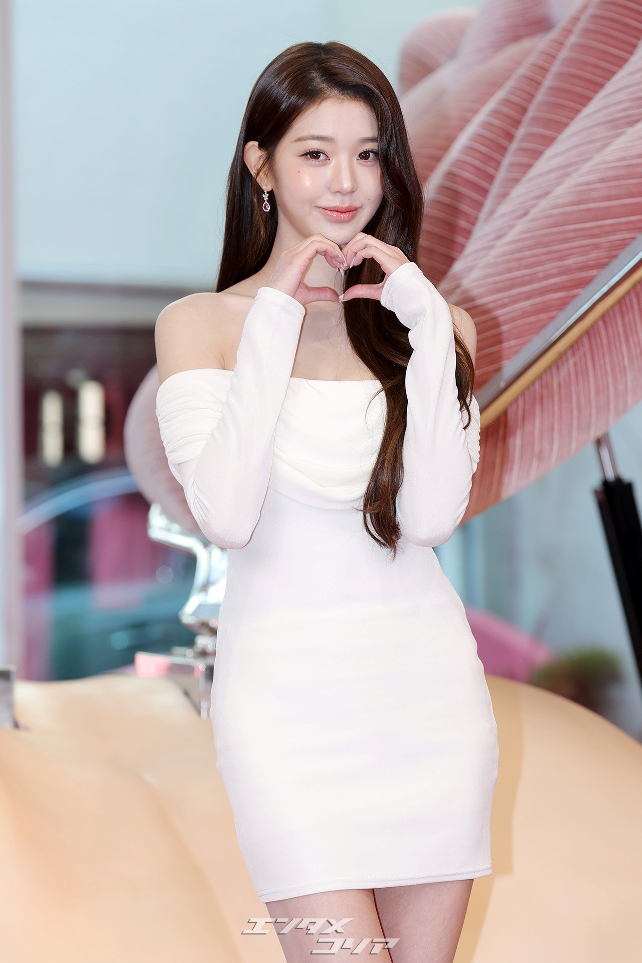 【フォト】IVEウォニョン、肩出し密着ワンピでバービー人形のように