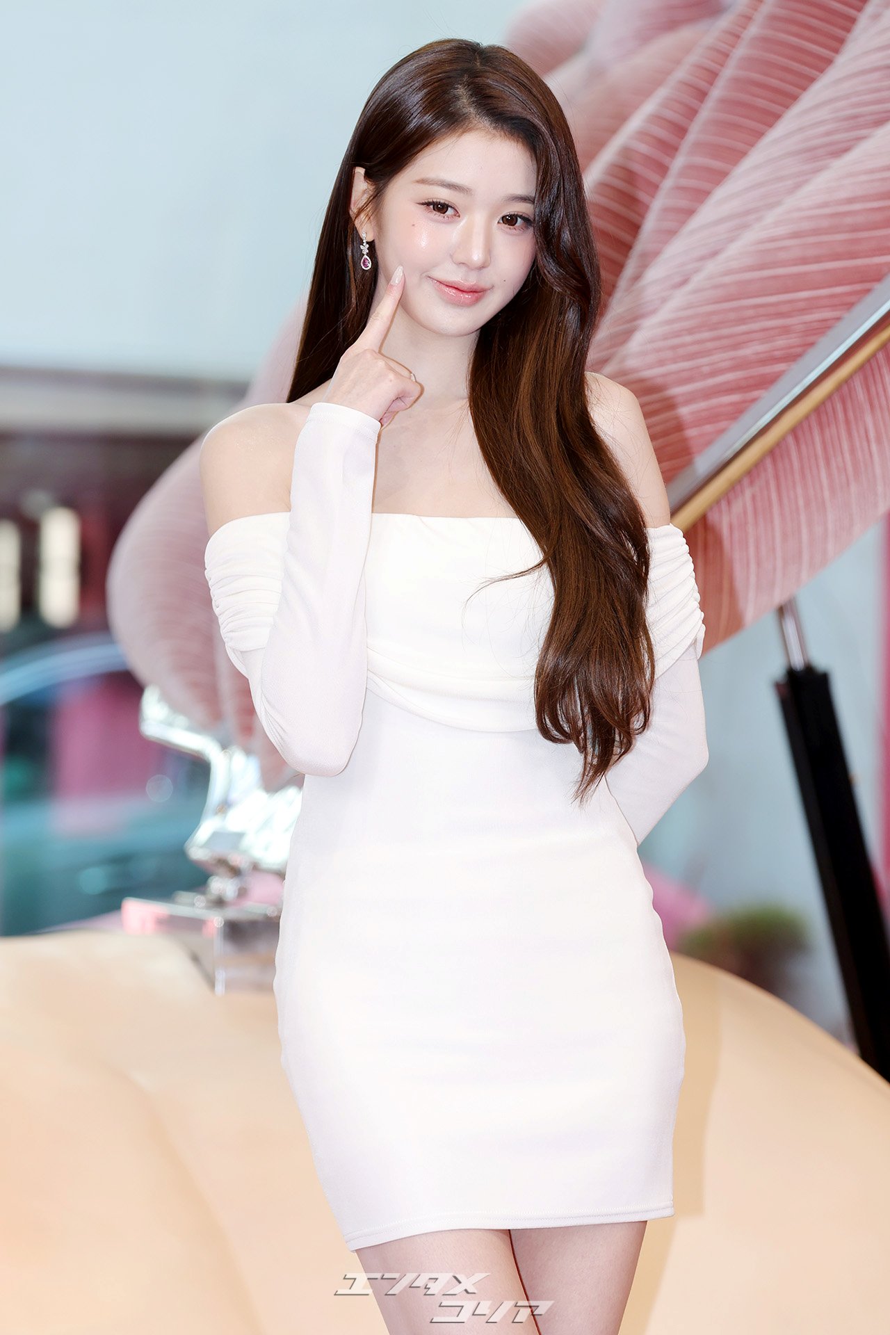 【フォト】IVEウォニョン、肩出し密着ワンピでバービー人形のように