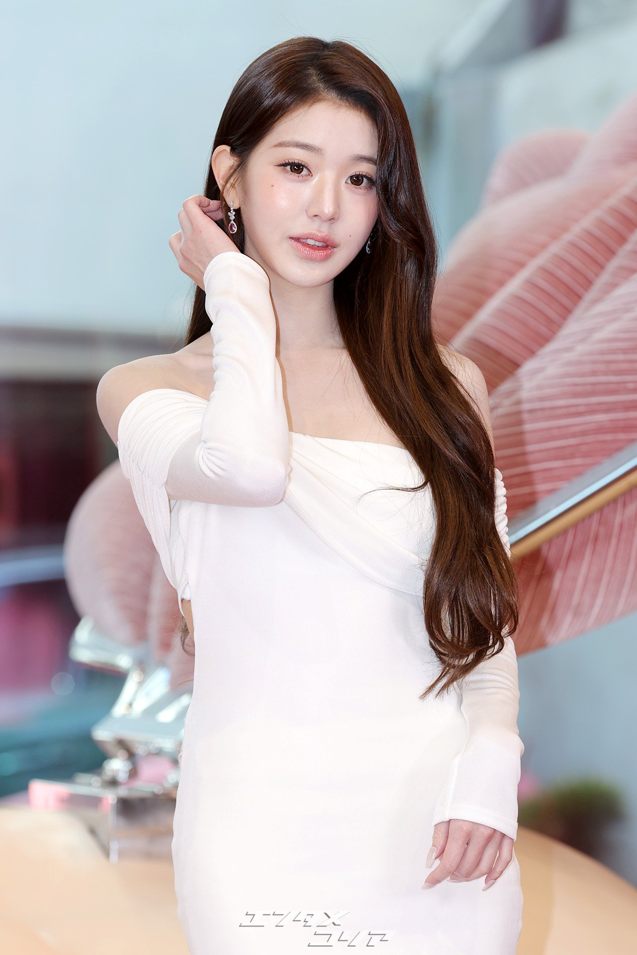 【フォト】IVEウォニョン、肩出し密着ワンピでバービー人形のように