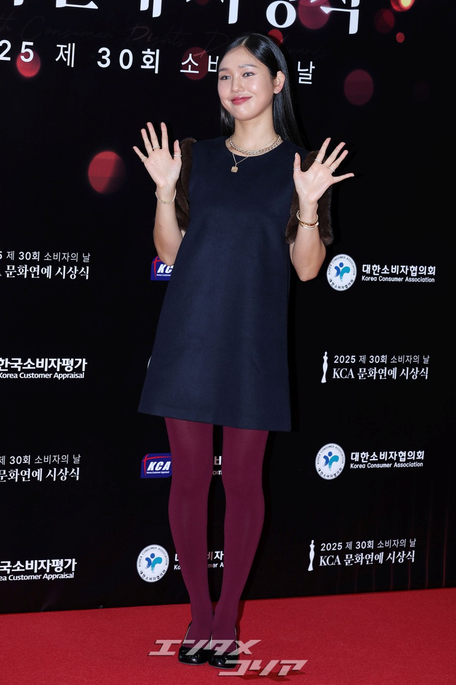 【フォト】OH MY GIRLミミ　紺色ワンピース＆紫ストッキング・コーデ