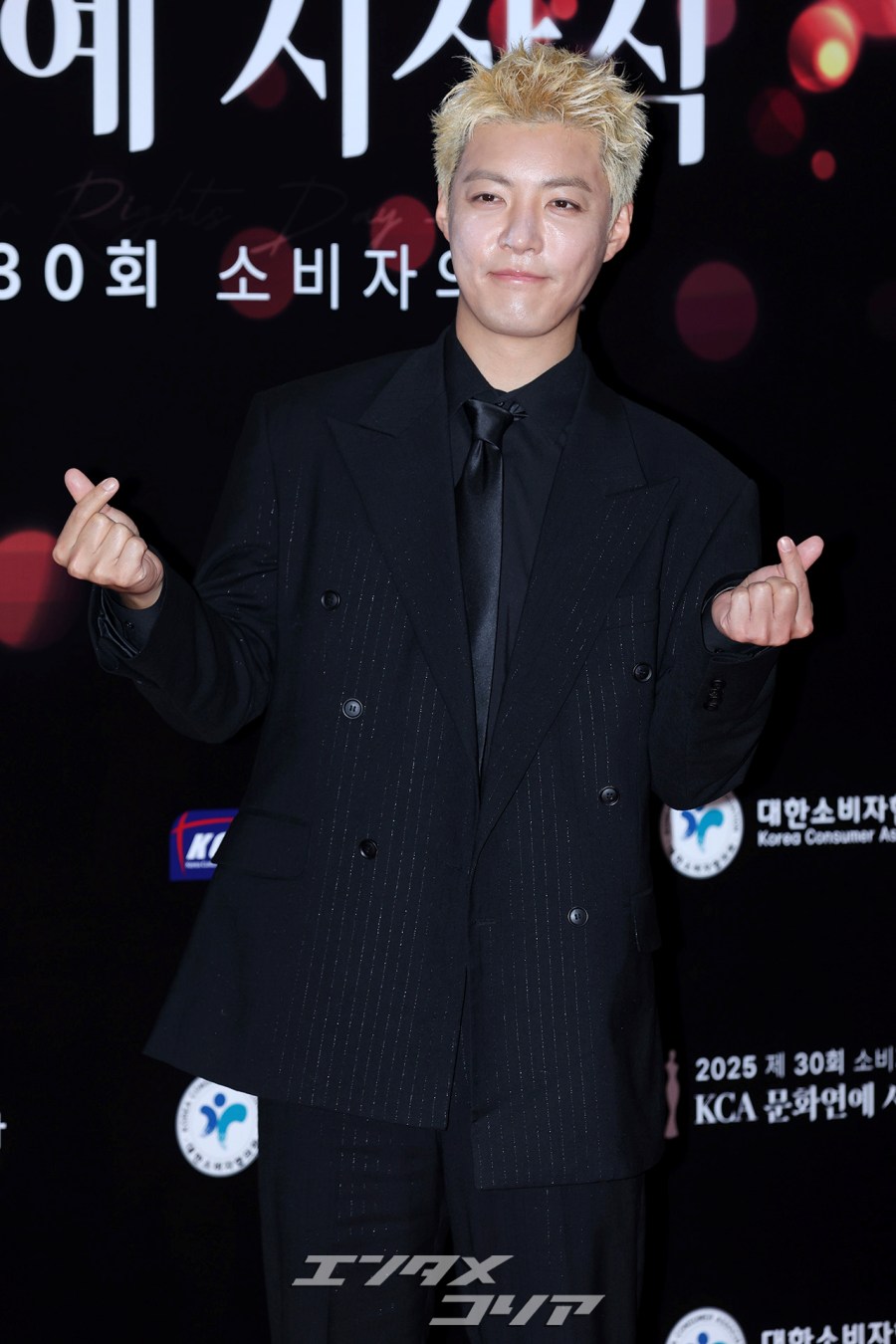 【フォト】KangNam　ロマンチックなハートポーズ