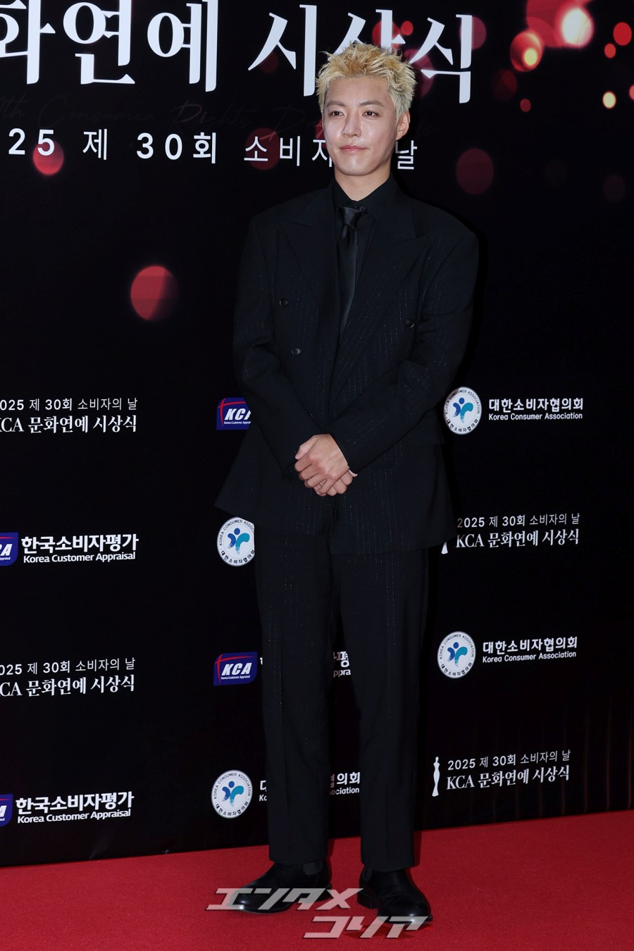 【フォト】KangNam　ロマンチックなハートポーズ