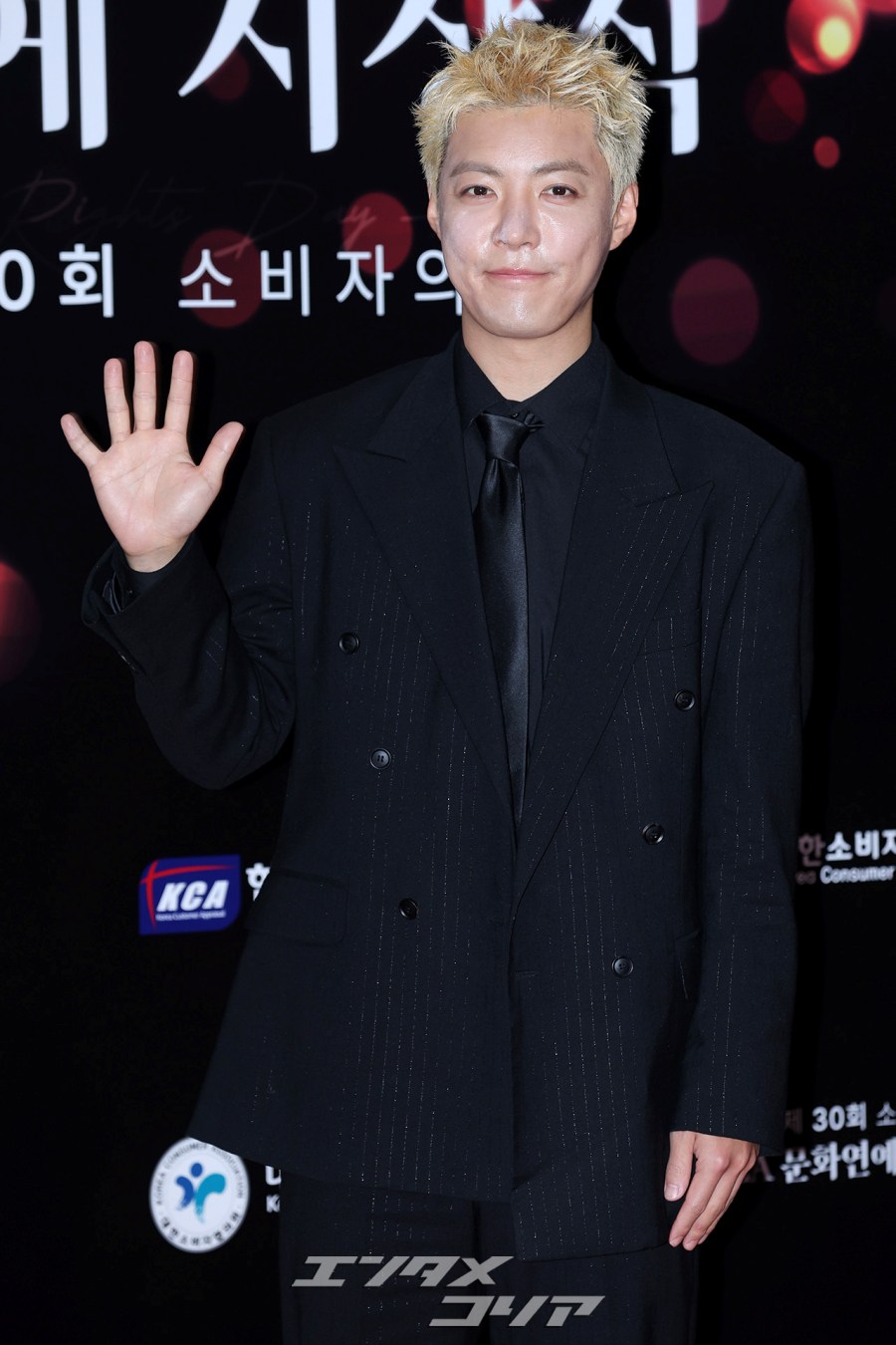 【フォト】KangNam　ロマンチックなハートポーズ